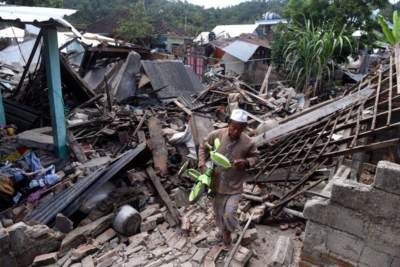 Tourists flee Indonesia's Lombok island after earthquake kills 98