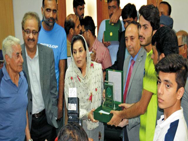 IPC Minister felicitates junior squash team