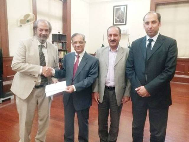 GCU VC hands over cheque to CJP for dams