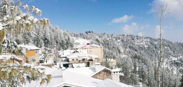 Tourists throng Murree after heavy snowfall