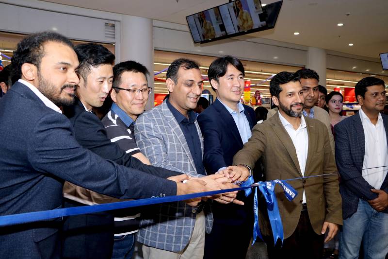 Samsung opens outlet at Lucky One Mall