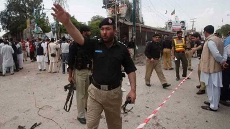 Two policemen martyred, 4 others killed in DI Khan blast 