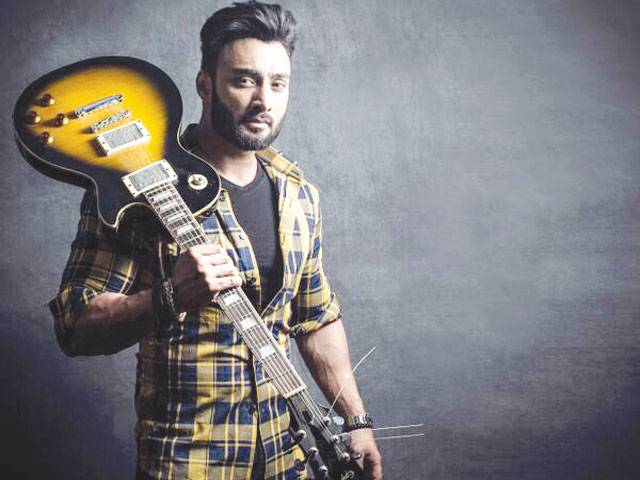 Umair exemplifies true artistry for ‘Chal Raha Hoon’ 