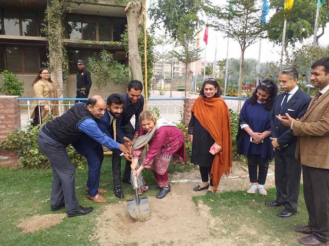 Aisam lays foundation of tennis court at Crescent School