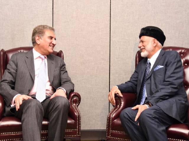 Qureshi discusses COVID-19 situation with Omani counterpart