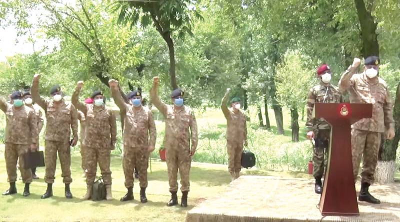 COAS spends Eid with frontlines soldiers along LoC