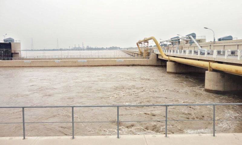 High flood at Dadu-Moro Bridge in Indus inundates over 50 villages