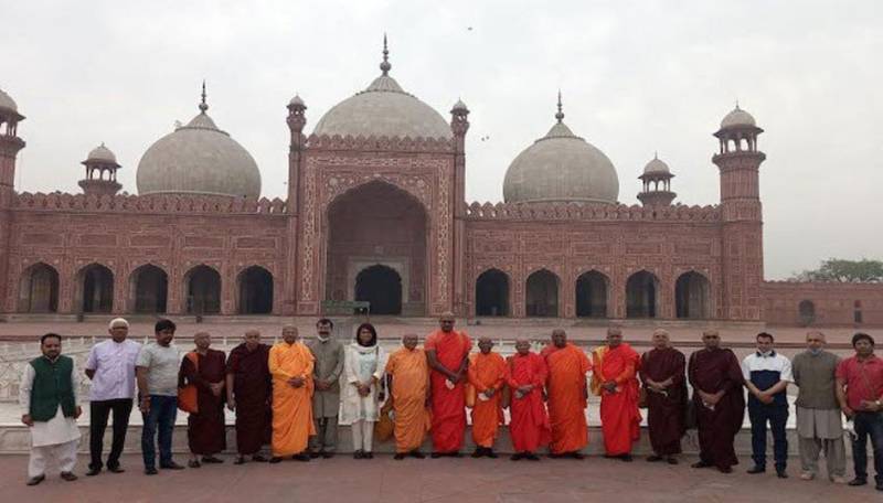 Lankan Buddhist monks visit Badshahi Masjid, Lahore Fort