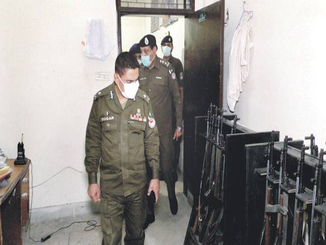 CCPO Lahore inspects front desk; scrutinises records at Mozang police station