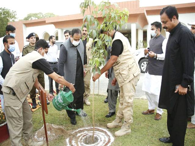 CM Buzdar visits eight districts on way to Multan by road