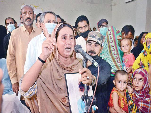 Minister holds open katchehry in Larkana