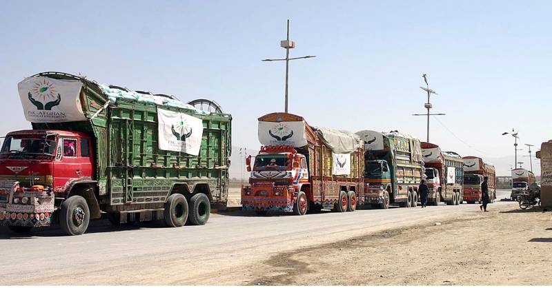 Pakistan hands humanitarian aid to Afghans at Chaman border