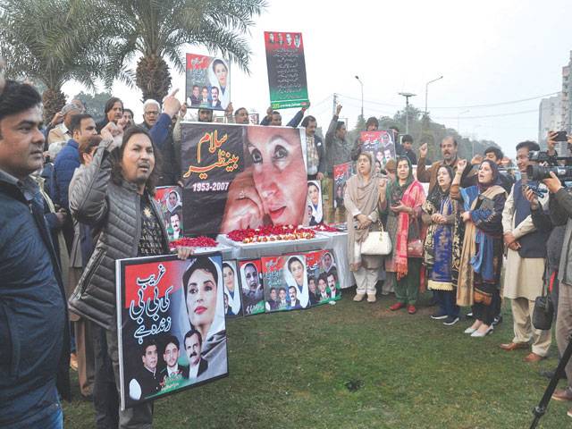 PPP workers hold candlelight vigil in memory of Benazir Bhutto