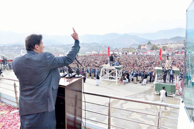 PM sees ‘sea of people’ in Islamabad day before no-trust vote