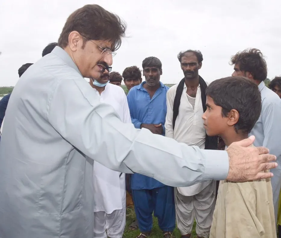 CM Murad reaches Sukkur, meets flood victims