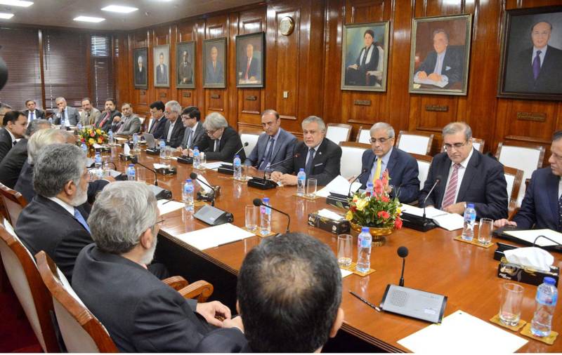 Ishaq Dar meets heads of major forex companies