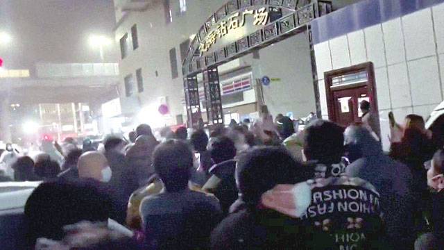 China Xinjiang: Urumqi rocked by Covid lockdown protests after deadly fire