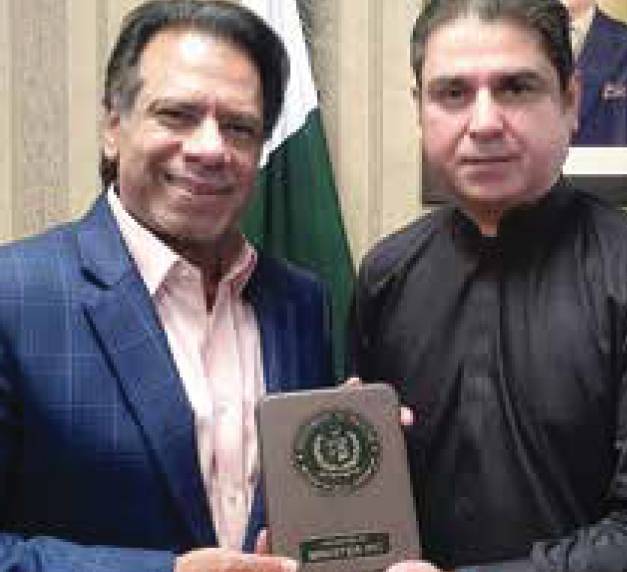 Legend Jehangir Khan discusses squash matters with IPC Minister