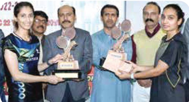 Mahoor, Murad win badminton titles