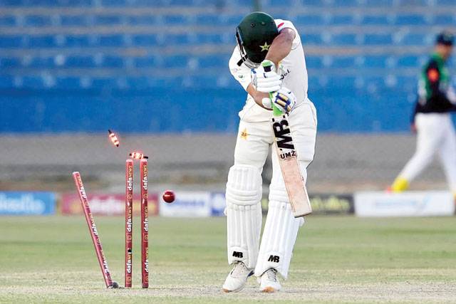 Pakistan lose two quick wickets in chase of 319