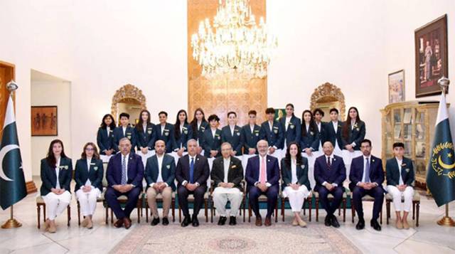 National women, men football teams meet President Alvi