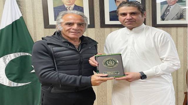 PC Minister honours Rashid Malik for winning titles in India