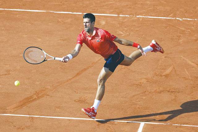 Djokovic battles his way into French Open semis