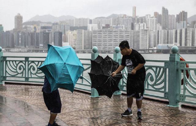 Super Typhoon Saola sweeps towards southern China cities