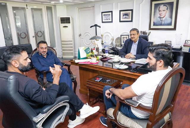 Zaka Ashraf meets renowned former Pakistan cricketers