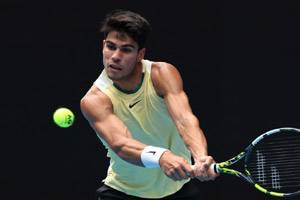 Top seed Swiatek dumped out of Australian Open as Alcaraz shines