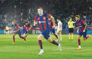 Lewandowski hat-trick leads Barca to 4-2 win over 10-man Valencia