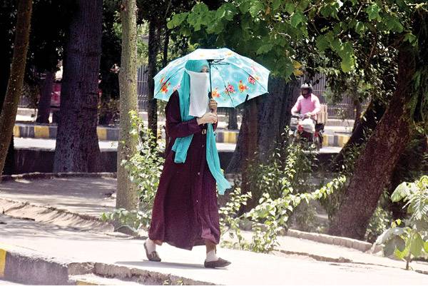 Heatwave bakes Lahore as temperature reaches 43.6°C