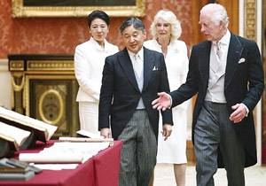 Gifts and displays given as Japan’s emperor visits Palace