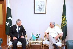 Industries minister visits Turkmenistan