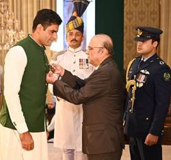 Arshad Nadeem receives Hilal-e-Imtiaz, Rs100 millions reward from President Zardari