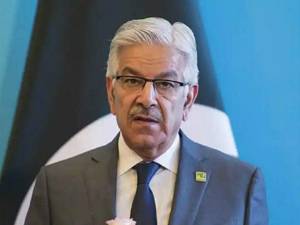 Khawaja Asif challenges Gandapur to get Imran freed within 15 days