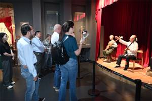 Pakistani delegate visits Shaanxi Folk Song Museum enjoying three-string music instrument