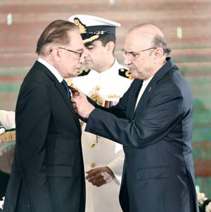 President confers Nishan-e-Pakistan award on Malaysian PM