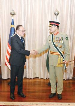 PM Anwar calls for increasing Pak-Malaysia military ties