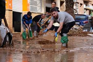 Spain braces for more flood deaths, steps up aid