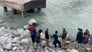 14 die,12 missing as bus falls into river in GB