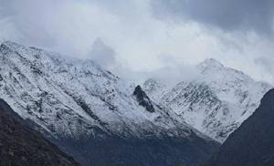 Kashmir’s Upper reaches receives season’s first snowfall