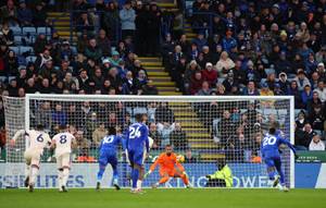 Chelsea hold on to beat Leicester despite Madueke mishap