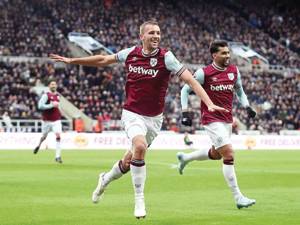 West Ham win at Newcastle to ease pressure on Lopetegui