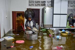 Floods kill 8, tens of thousands evacuate in Malaysia, Thailand