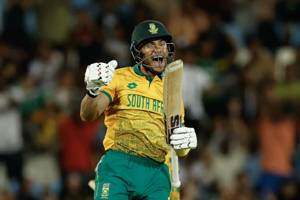 Hendricks’ heroics outshine Saim’s brilliance as South Africa seal T20I series