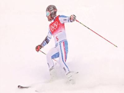 Skiers struggle as real snow falls on olympics